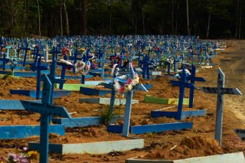 Cemitério Tarumã, em Manaus, tomado por crucifixos em covas de vítimas de Covid-19 (Maurício Freire/ Semcom)