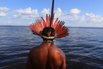 Indígena com o rio no fundo da imagem. (Ricardo  Oliveira/ Cenarium)