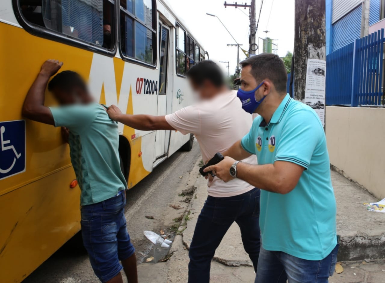 Candidato a prefeito de Manaus prende suspeito de assalto em ônibus durante campanha