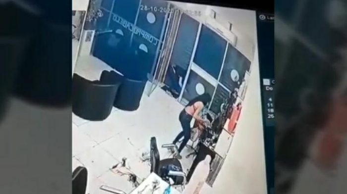 VÍDEO: com arma de brinquedo, jovens são detidas após roubo de secador de cabelo em salão de beleza