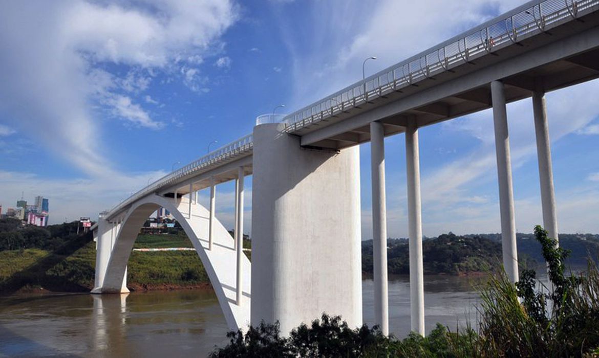 A Ponte Internacional da Amizade é a principal ligação entre os dois países (Divulgação/Agência Brasil)