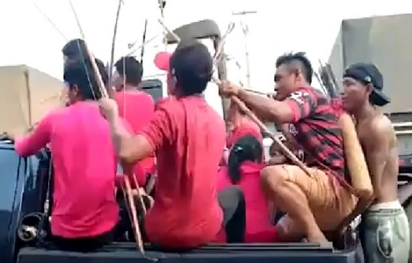 Vídeo: indígenas pró-garimpo destroem equipamento de TV americana durante protesto no PA