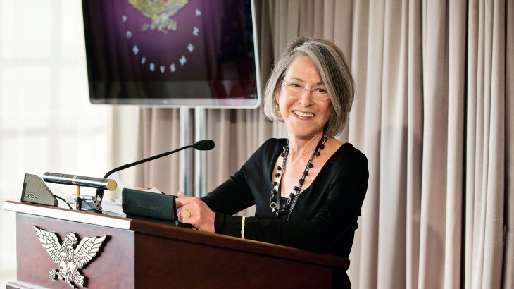 Professora de inglês e poetisa norte-americana Louise Glück vence Nobel de Literatura 2020