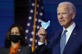 Biden segurou uma máscara na mão ao dizer que o objetivo do país é voltar ao normal e ressaltou.
(Jonathan Ernst/Reuters)