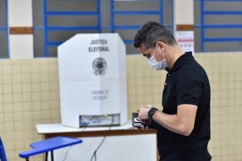 David Almeida votou em uma escola no bairro onde cresceu, Morro da Liberdade, Zona Sul de Manaus (Dhyeizo Lemos/ Divulgação)