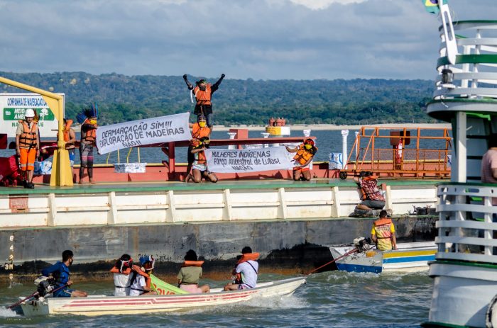 Em movimento de resistência pelo meio ambiente, indígenas ‘abordam’ balsas no Rio Tapajós