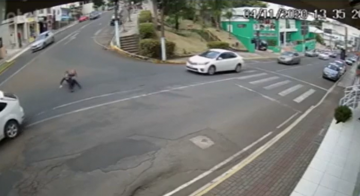 Vídeo: mulher se joga de carro em movimento para fugir de assédio, diz PM