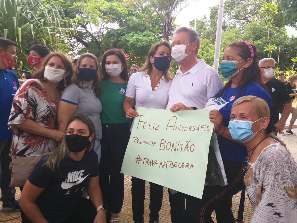 ‘Feliz aniversário, prefeito bonitão’: eleitores homenageiam Arthur Neto durante votação