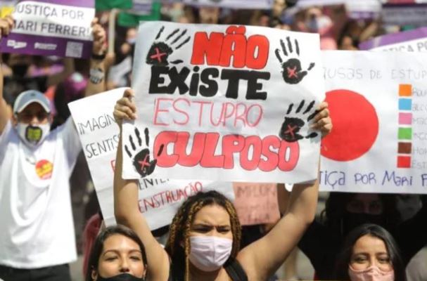 Durante protestos, mulheres cobram punição de André Aranha em caso de abuso sexual