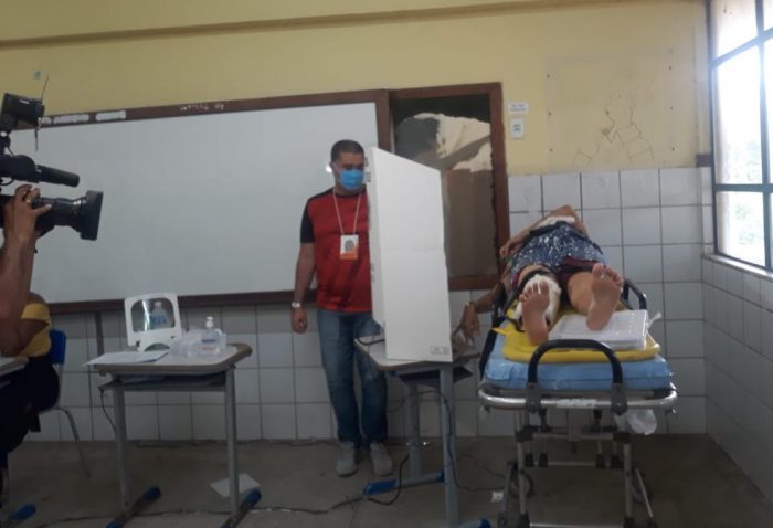 Vídeo: idosa sofre acidente em seção eleitoral e vota deitada em maca do Samu