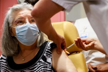 Mauricette de 78 anos, foi a primeira pessoa a ser vacinada contra a Covid-19 na França, neste domingo , 27. (Thomas Samson)