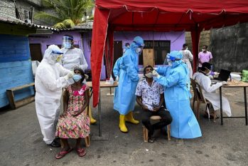 Profissionais de saúde coletam amostras em testes PCR em moradores de Colombo, no Sri Lanka, nesta segunda-feira, 28 (Foto: Ishara S. Kodikara/AFP)