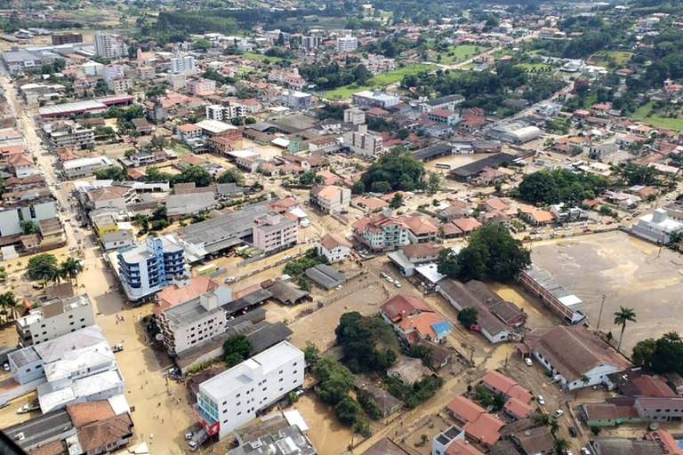 Bolsonaro vai sobrevoar áreas atingidas pelas chuvas em Santa Catarina