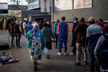 Filas para comprar bebidas alcoólicas em Soweto, Joanesburgo (Reproduçao/DW