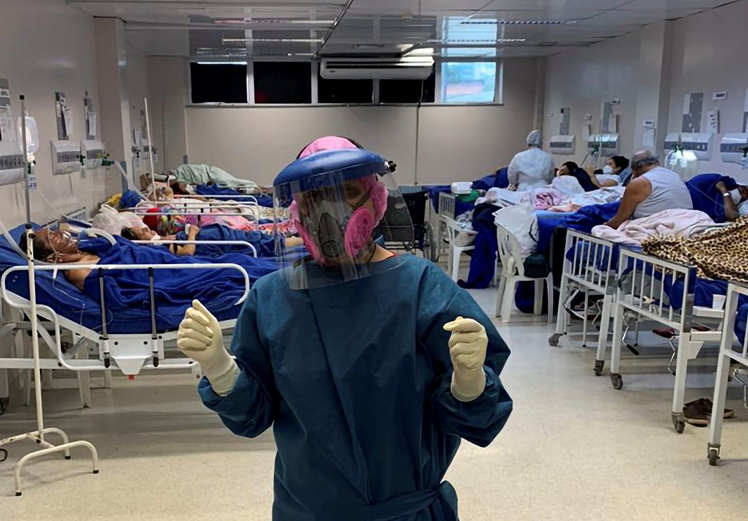 Enquanto jovens são maioria em casos de Covid-19 no AM, idosos amargam maior parte dos óbitos