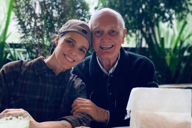 ‘Andava no meio do mato sozinha e gritava’, diz Fernanda Lima sobre luta do pai contra Covid-19