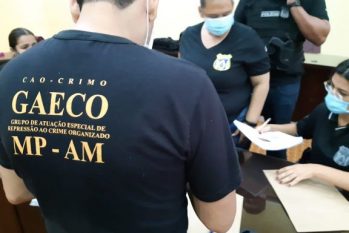 Agentes apreendem documentos e equipamentos eletrônicos na operação Boca Raton, que investiga suspeitas de fraudes em licitação (Divulgação)