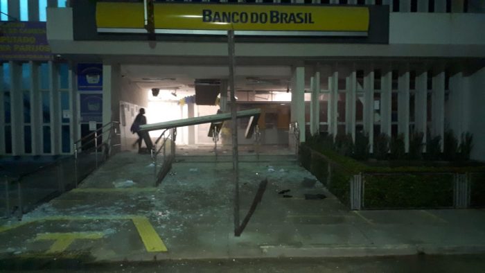 Porta de entrada do Banco do Brasil e caixas eletrônicos foram explodidos pelos criminosos (Reprodução)