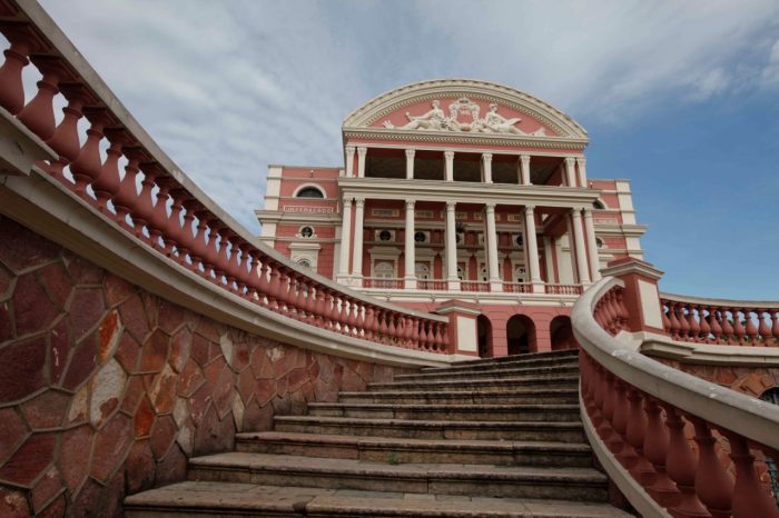 Teatro Amazonas comemora 124 anos com lançamento de vídeo especial