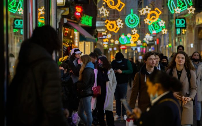 Pessoas chegam a fazer fila na porta de lojas em Amsterdã, na Holanda, para compras de Natal, antes de anúncio de que o país terá um lockdown de cinco semanas, feito na segunda-feira, 14 (Foto: AP Photo/Peter Dejong)