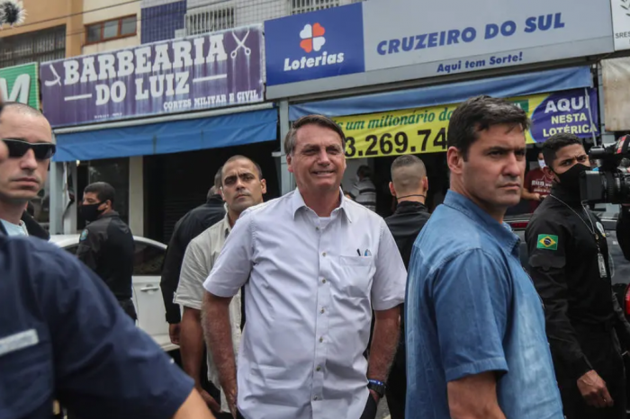 ‘Ninguém me pressiona para nada’, diz Bolsonaro após início de vacinação no mundo