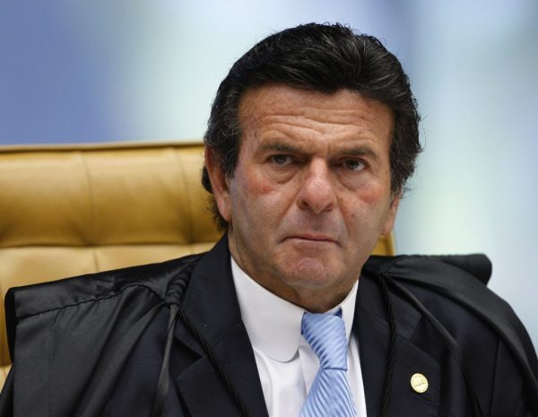 Médico exonerado do STF por pedir para furar fila das vacinas desmente Luiz Fux