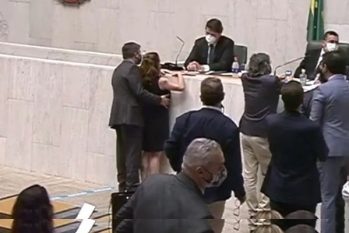 Um vídeo mostra Isa Penna (PSol) conversando quando o deputado Fernando Cury (Cidadania) se aproxima da Mesa Diretora e se posiciona atrás da deputada, colocando a mão na lateral de seus seios (Reprodução)