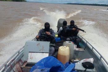 Policiais em ação para resgatar lancha roubada pelos piratas do rios na região de Tefé (Divulgação/SSP-AM)