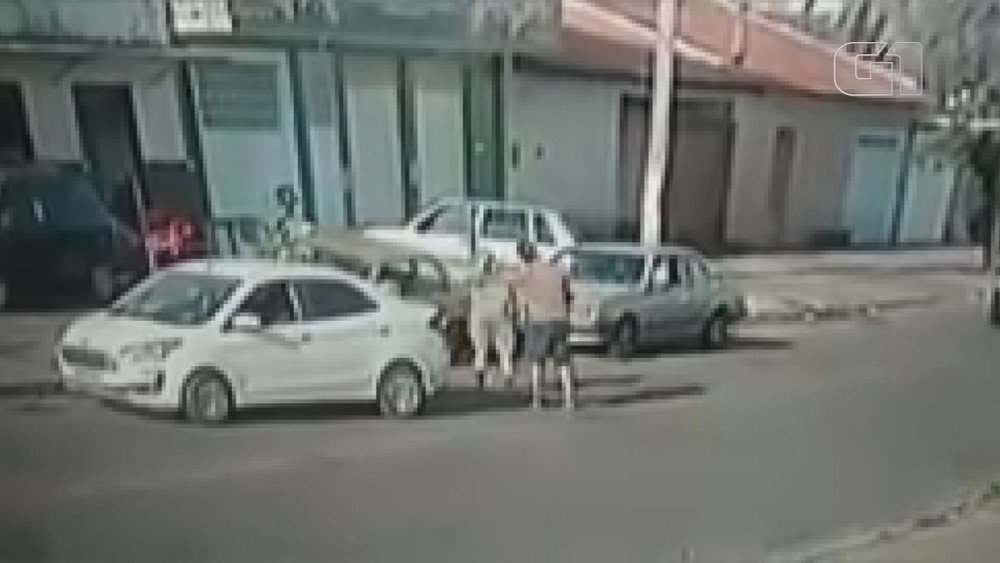 Homem agride mulher com chutes após discussão de trânsito; vídeo
