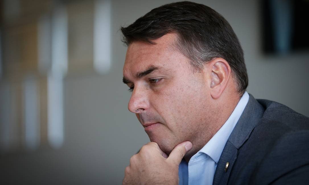 Flávio Bolsonaro, denunciado pelo MP, contou com a atuação do governo do pai na busca de documentos para sua defesa. (Pablo Jacob/Agência O Globo)