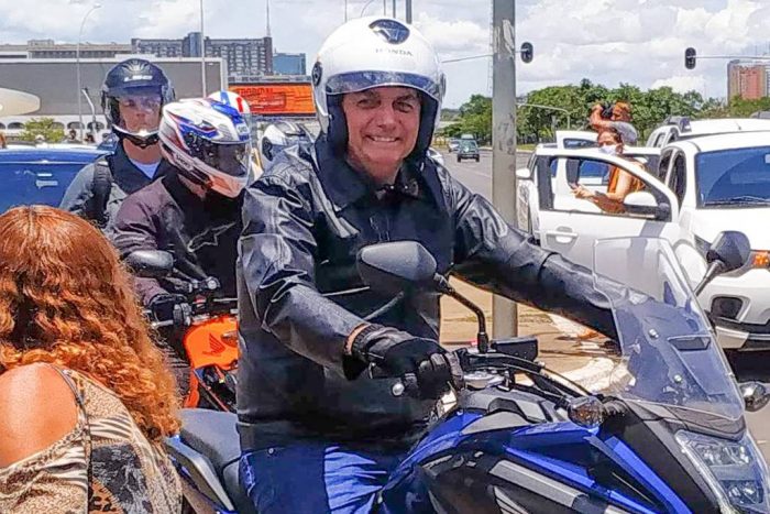Bolsonaro faz passeio de moto em Brasília mesmo sendo criticado por postura na pandemia da Covid-19