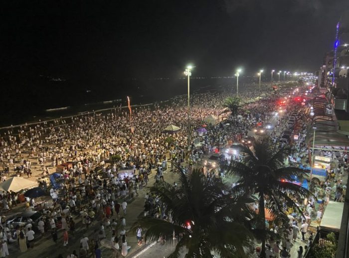 ‘Não podemos viver numa caverna’, diz turista londrino sobre aglomerações em festas do Brasil