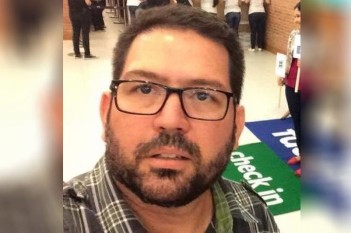 Para cuidar da família, jornalista Rodrigo Araújo deixa Secom e retorna a Portugal