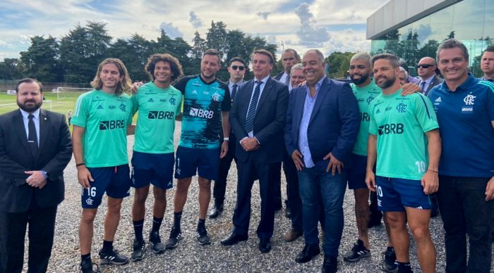 Visita surpresa de Bolsonaro no Flamengo causa desconforto e time tenta ‘abafar caso’