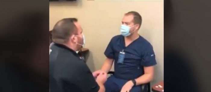 Enfermeiro é pedido em casamento após ser vacinado contra Covid-19 pelas mãos de seu próprio companheiro