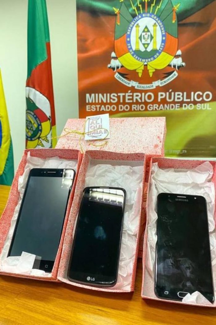 Projeto ‘Alquimia II’ entrega celulares recolhidos em presídios para alunos da rede pública