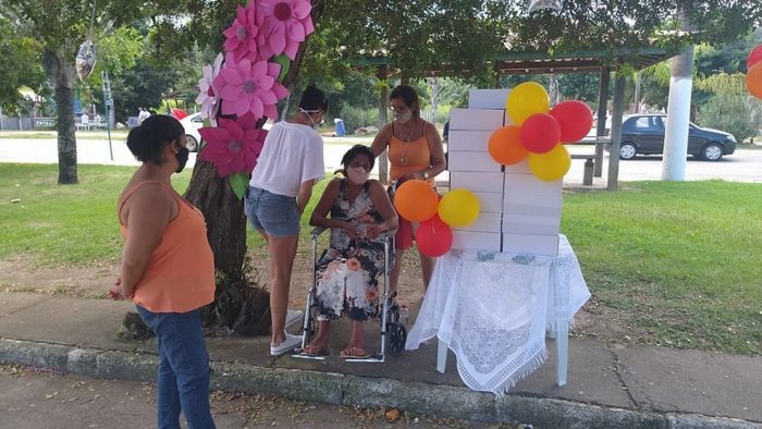 Idosa recebe ‘drive-thru’ para evitar aglomeração e celebrar aniversário de 90 anos no RJ