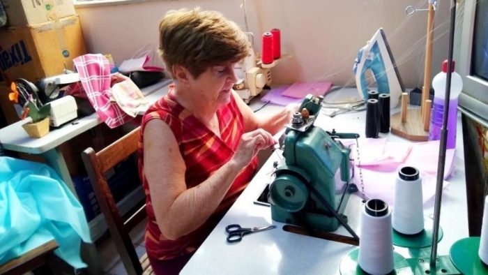 Costureira que montou varal solidário de máscaras morre de Covid-19 em SP