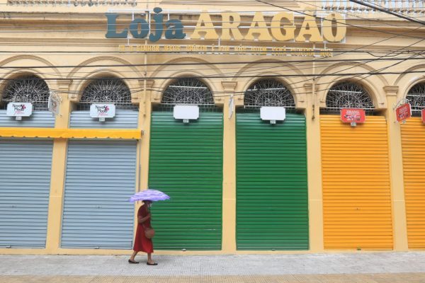 Sozinha, idosa caminha em rua do comércio fechado no Centro de Manaus (Ricardo Oliveira/ Revista Cenarium)