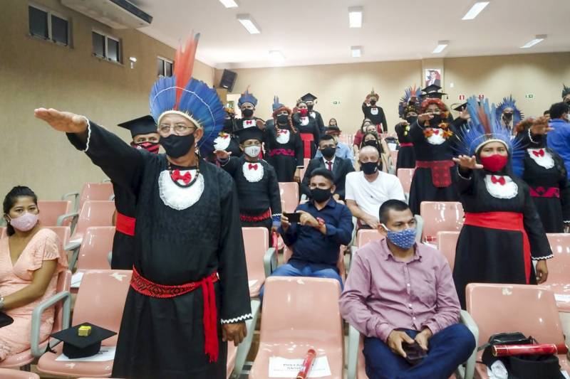 Professores da Universidade Estadual do Pará usam cocar durante solenidade de formatura