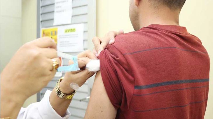 Aplicação de vacina contra a Covid-19 em Manaus (Semcom/ Divulgação)