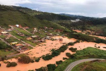 Água e lama invadiram posto de saúde que guardava os imunizantes (© Corpo de Bombeiros Militar de Minas Gerais)
