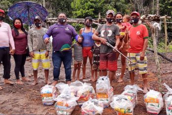 A fundação distribuiu cestas básicas de alimentos e kits de máscaras e álcool em gel para 180 famílias (Reprodução/Internet)