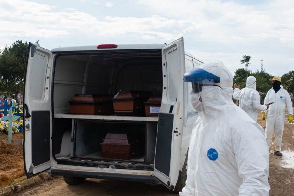 Média móvel de mortes por Covid-19 no Brasil sobe pelo sexto dia consecutivo