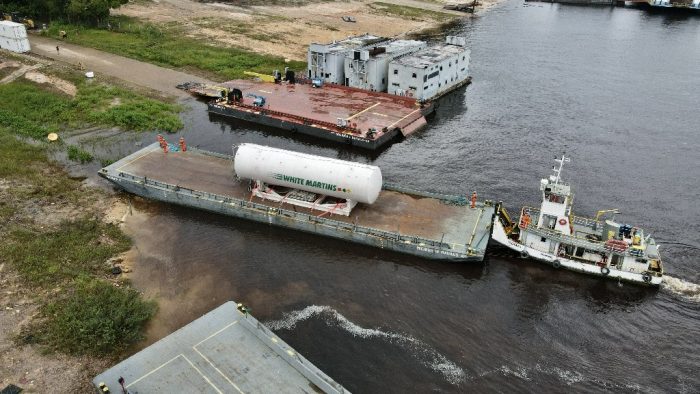Balsa com mais de 90 mil metros cúbicos de oxigênio vinda de Belém chega a Manaus