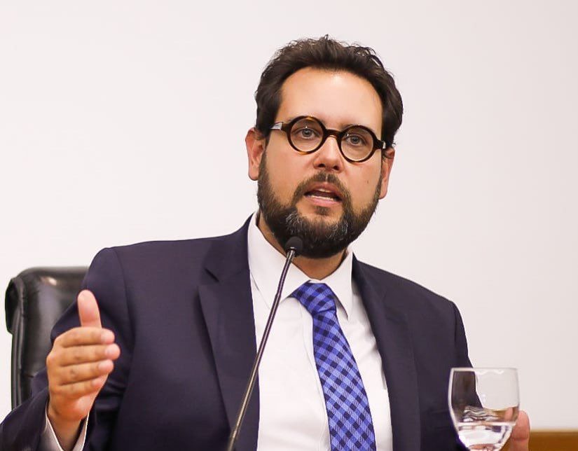 Deputado do PSL é acusado de usar assessores para reformar casa da família