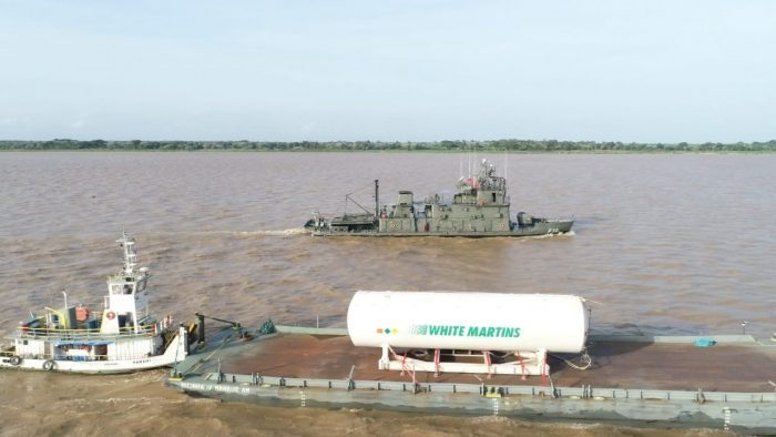 Carga de oxigênio vindo do Pará em direção a Manaus se aproxima de Parintins, no AM