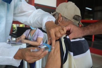 Idoso sendo vacinado com dose do imunizante contra a Covid-19 (Ricardo Oliveira/Revista Cenarium)