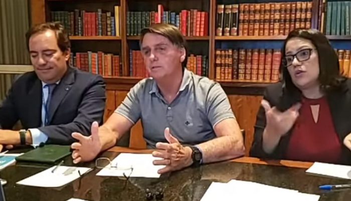 Bolsonaro faz live e desincentiva uso de máscara após Brasil alcançar 250 mil mortes