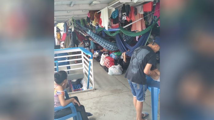 À deriva, passageiros pedem socorro após embarcação ser impedida de aportar em Carauari, no AM